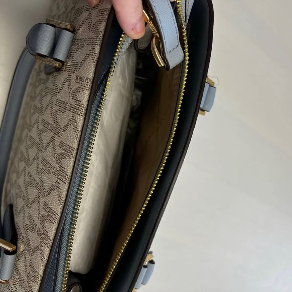 🩵NWT Michael Kors Large Lynn Satchel Pale Blue Multi Logo🩵 - Picture 4 of 8